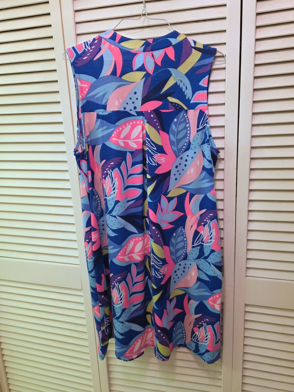 Dear Scarlett Sleeveless Midi Dress in Navy, Pink & Blue Tropical Print - Picture 2 of 7